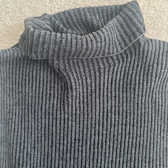 Sleevelesss turtleneck sweater with criss cross details and tassels - Picture 3 of 5